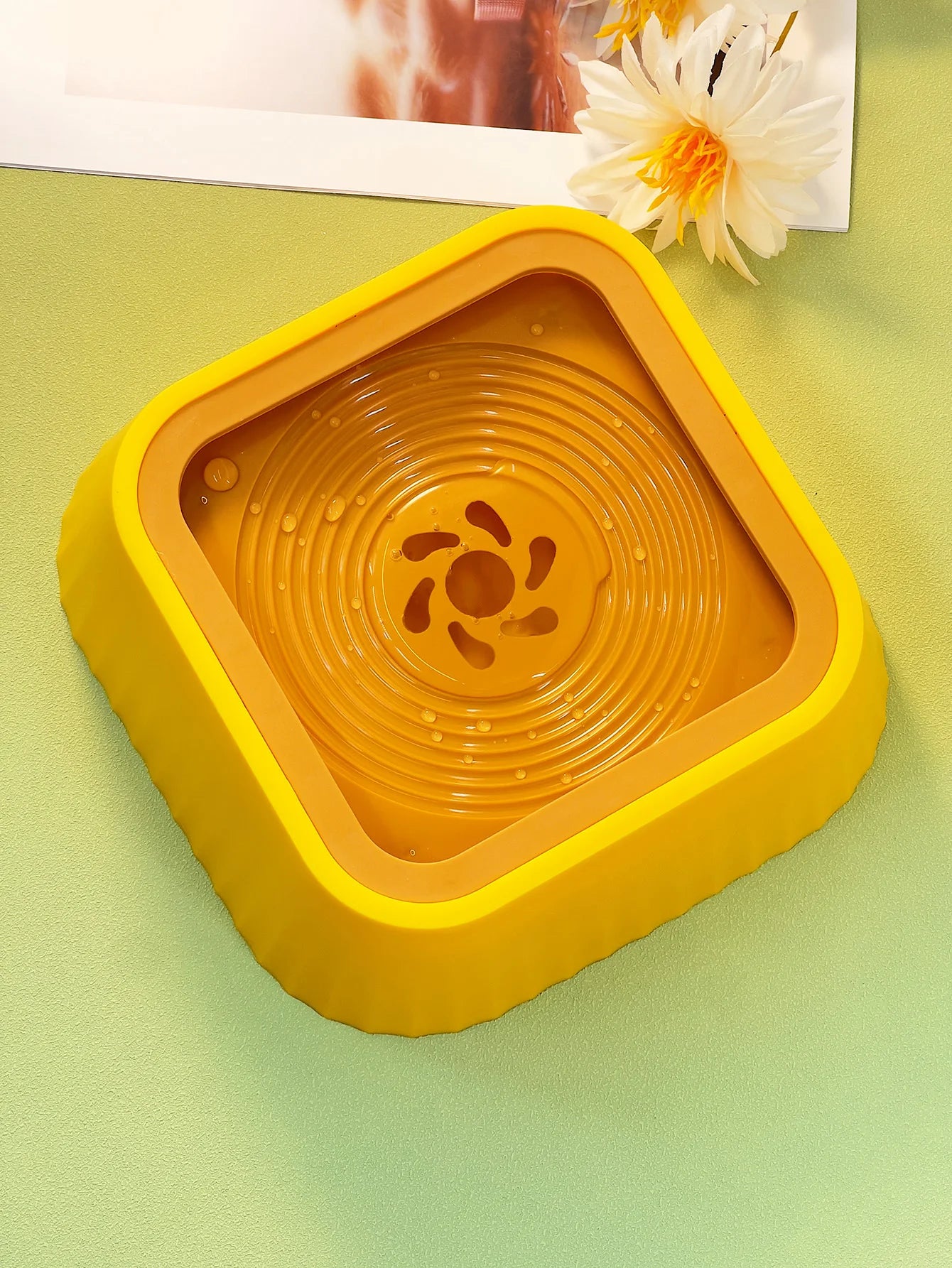 A dog drinking bowl non-wetting mouth large-capacity pet water dispenser anti-knock suspension bowl water dispenser cat feeding