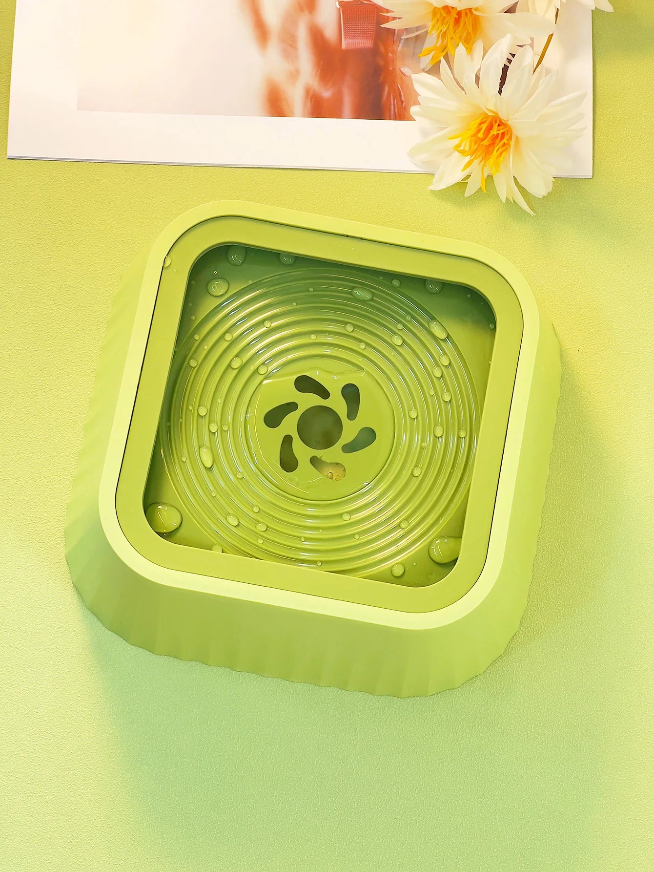 A dog drinking bowl non-wetting mouth large-capacity pet water dispenser anti-knock suspension bowl water dispenser cat feeding