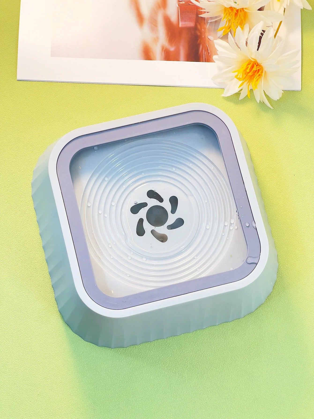 A dog drinking bowl non-wetting mouth large-capacity pet water dispenser anti-knock suspension bowl water dispenser cat feeding