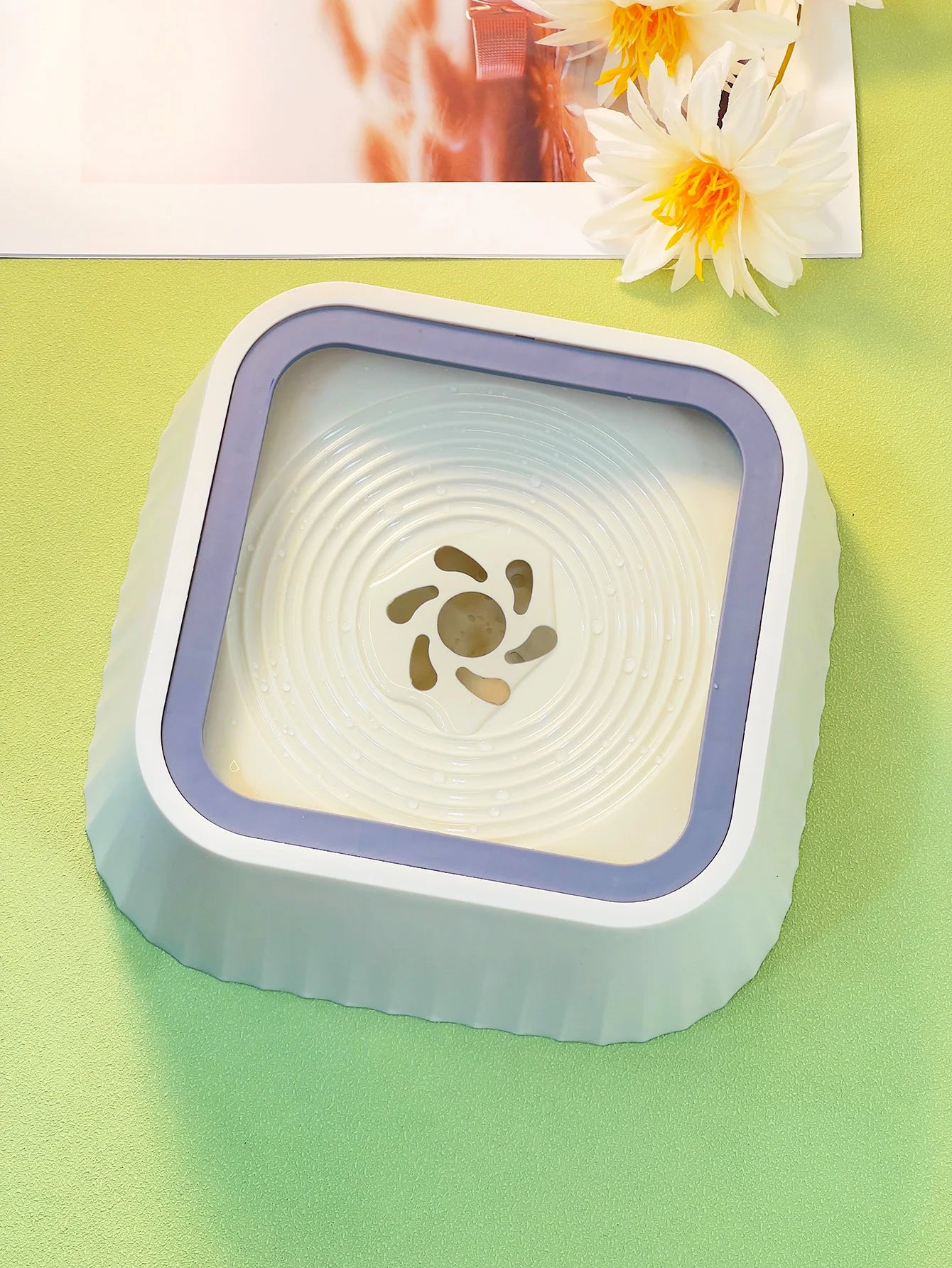 A dog drinking bowl non-wetting mouth large-capacity pet water dispenser anti-knock suspension bowl water dispenser cat feeding